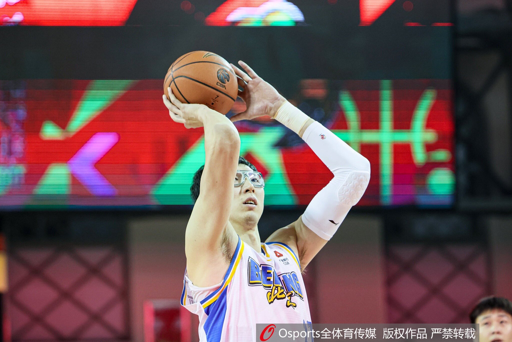 Leyu Sport-真该练练罚球了！周琦半场4罚全铁 仅得到3篮板1失误&amp;正负值-10